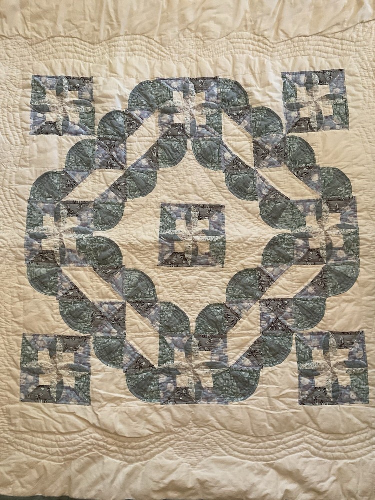 Vintage pieced hand quilted quilt