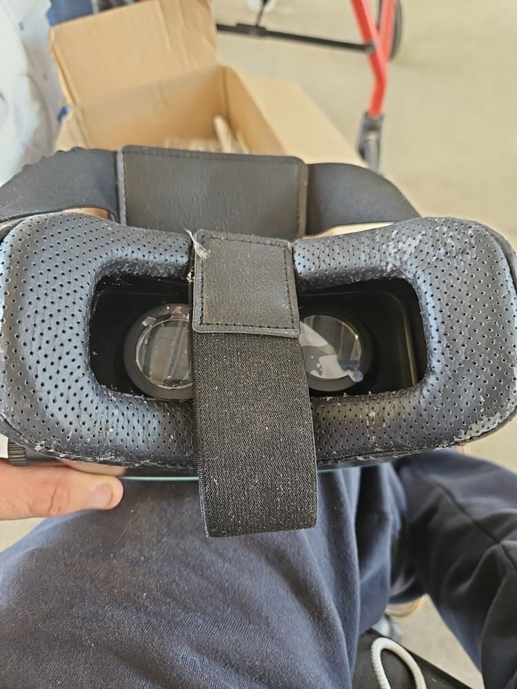 Utopia 360 Universal Virtual Reality Headset W/ Bluetooth Controller .