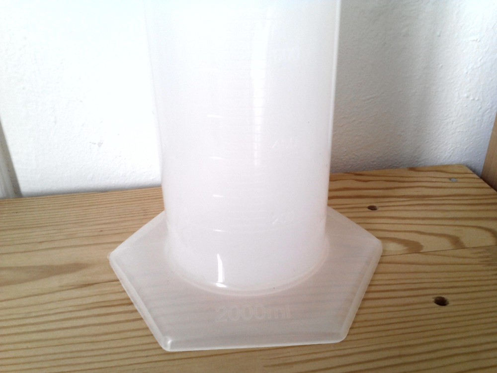 Lab Polypropylene Graduated Cylinder Hexagonal Base 2000ml new