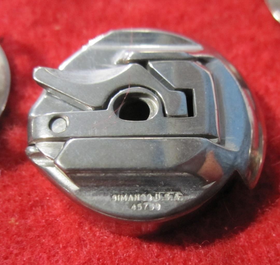 1947 VINTAGE SINGER SEWING MACHINE BOBBIN CASE FITS 301 / 221 NO. 45750 #2