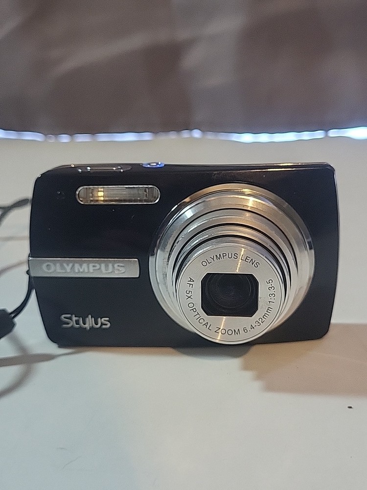 ***BROKEN***OLYMPUS Stylus 820 8.0MP Black Compact Digital Camera