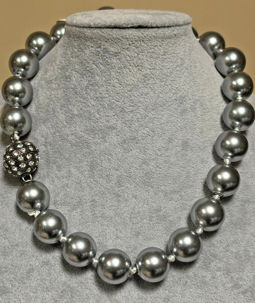 Silver Tone Lucite Bead With Magnet Closure Necklace