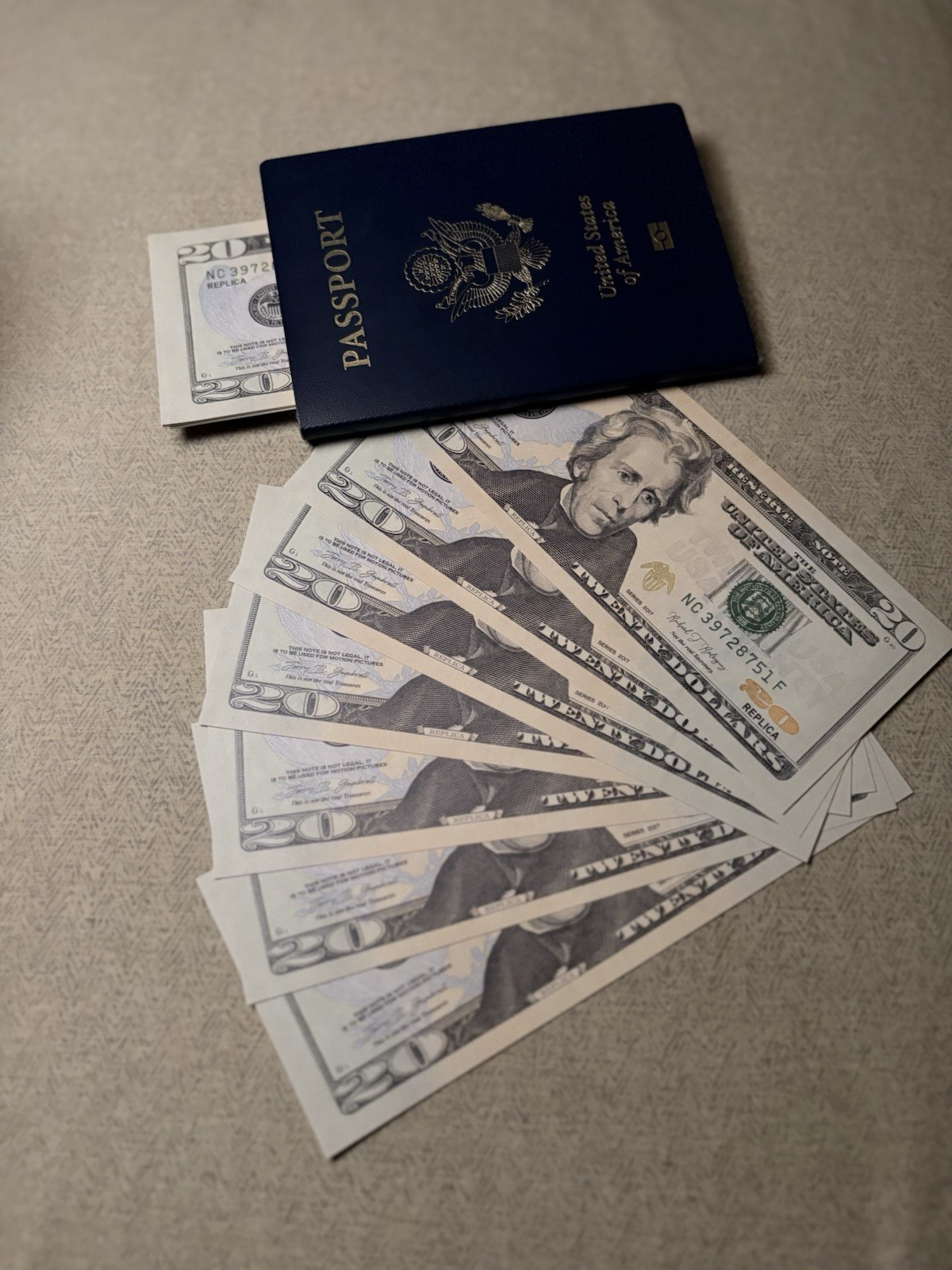 HOLLYWOOD-QUALITY PROPS WITH A HIGH-DETAIL, (REPLICA) (15 BILLS PER ORDER)