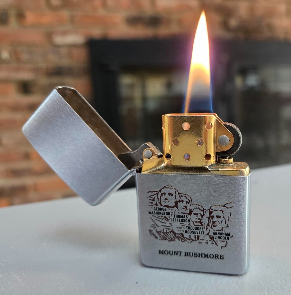 ZIPPO MOUNT RUSHMORE 1992  LIGHTER
