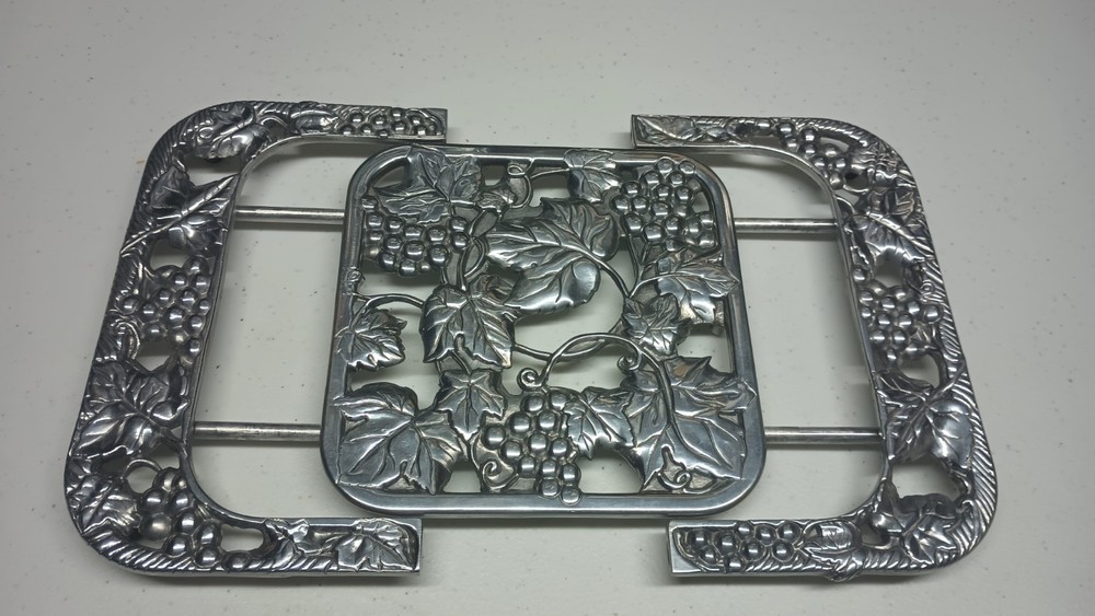 Lenox Grapevine Pattern Metal Expandable Trivet