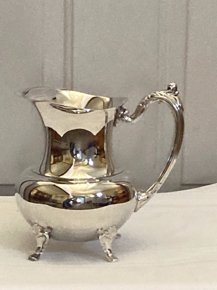 Oneida Georgian Scroll Beverage Pitcher 2 Quart