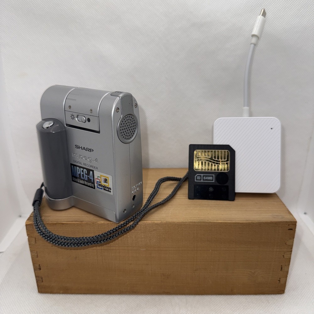 Sharp VN-EZ1H Digital Recorder Camera MPEG-4 Vintage + Memory Card & Reader