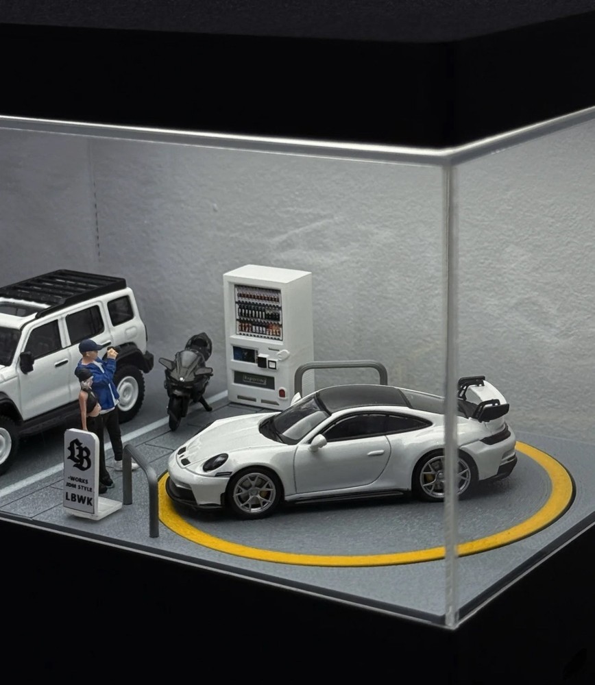1:64 Scale Desktop Rotating Parking Diorama Display Model