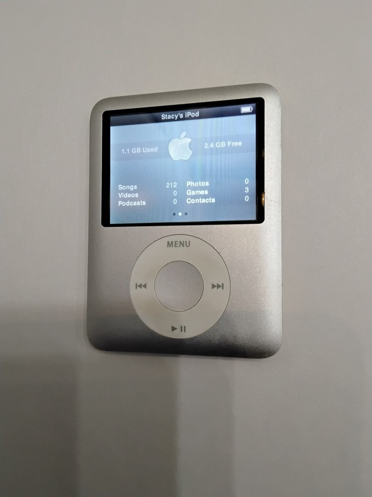 Apple iPod Nano 3rd Generation Silver 4GB MA978LL