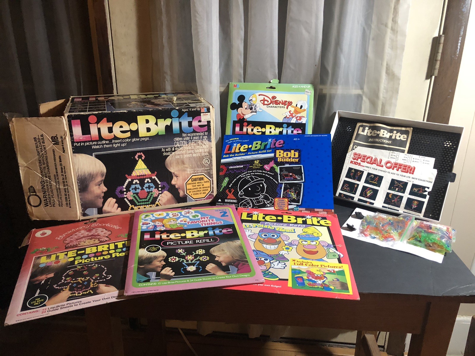 Vintage Original LITE BRITE 1989 Hasbro Works with Box 300+  pegs 31 + pages