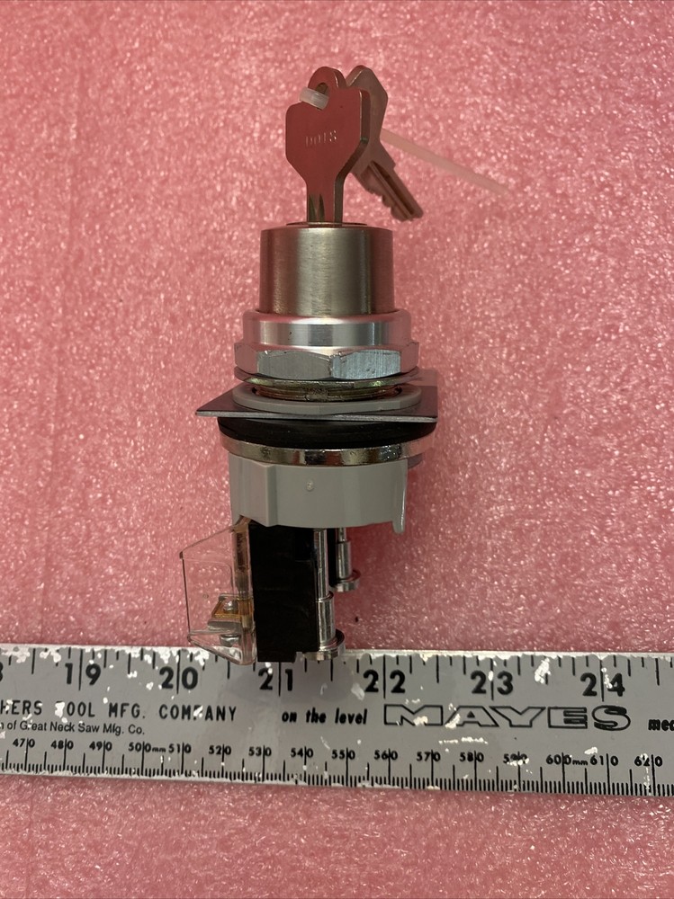Allen Bradley 800T-H33 Position Keyed Selector Switch