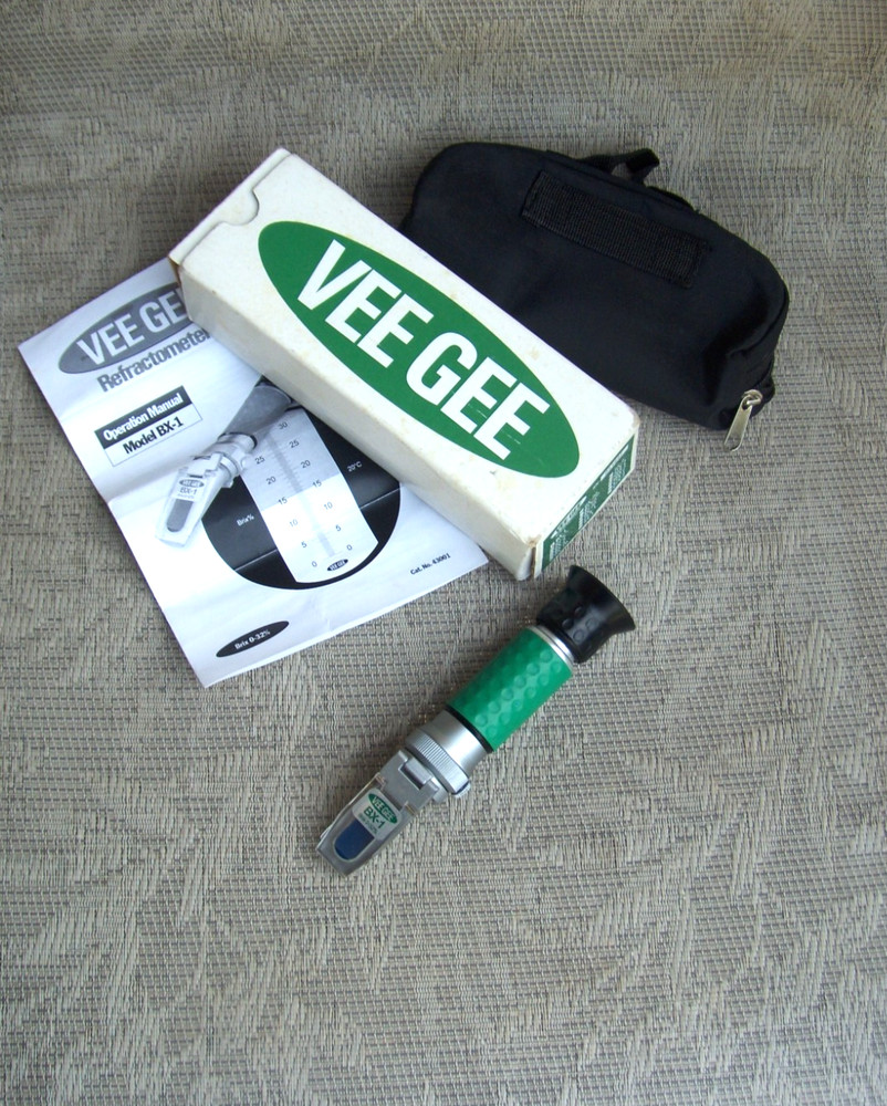 Vee Gee Refractometer BX-1  / case & , manual