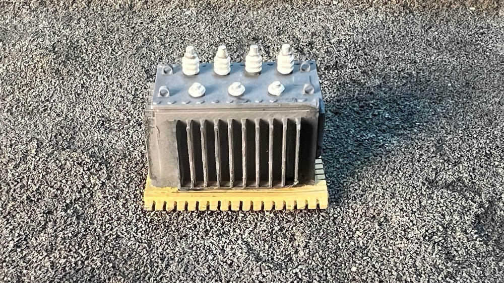 N Scale Electrical Transformer With Pallet Flat Car Load (2)