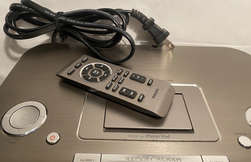 Phillips DC290B 37 Docking System 30Pin iPhone Player Charger Alarm Clock