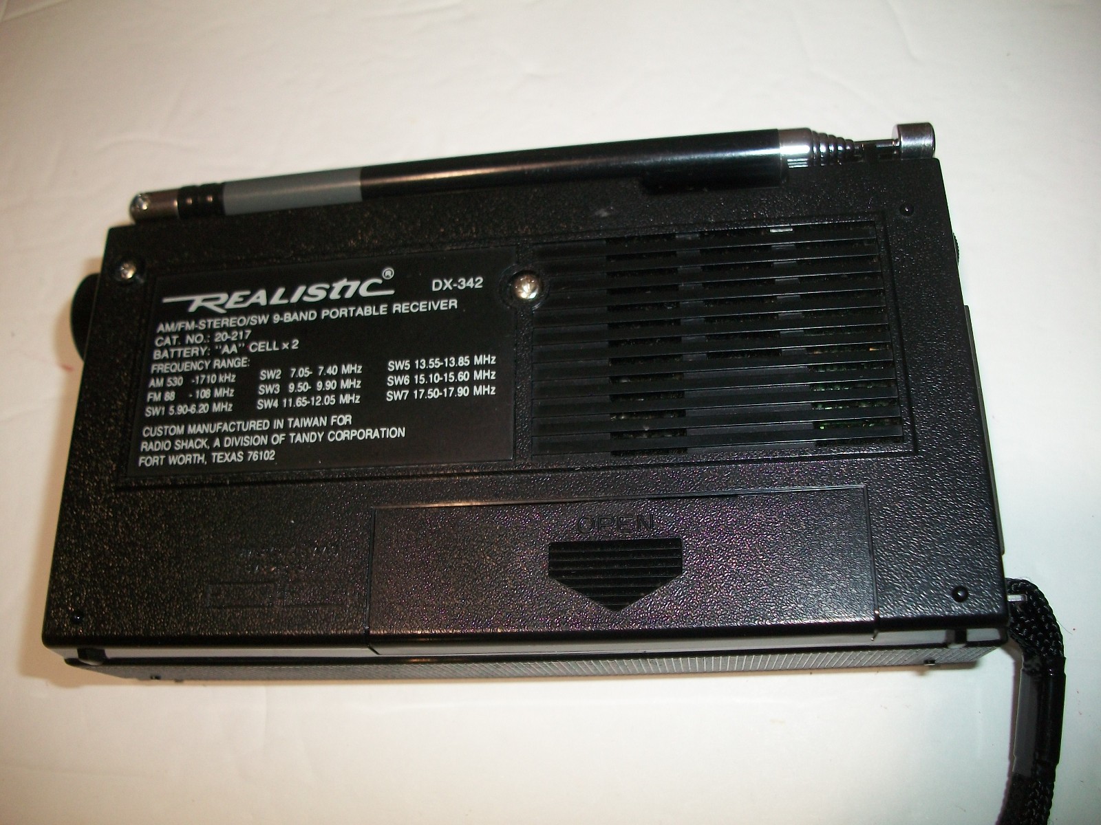 REALISTIC DX-342 VINTAGE AM FM SW RADIO with CASE