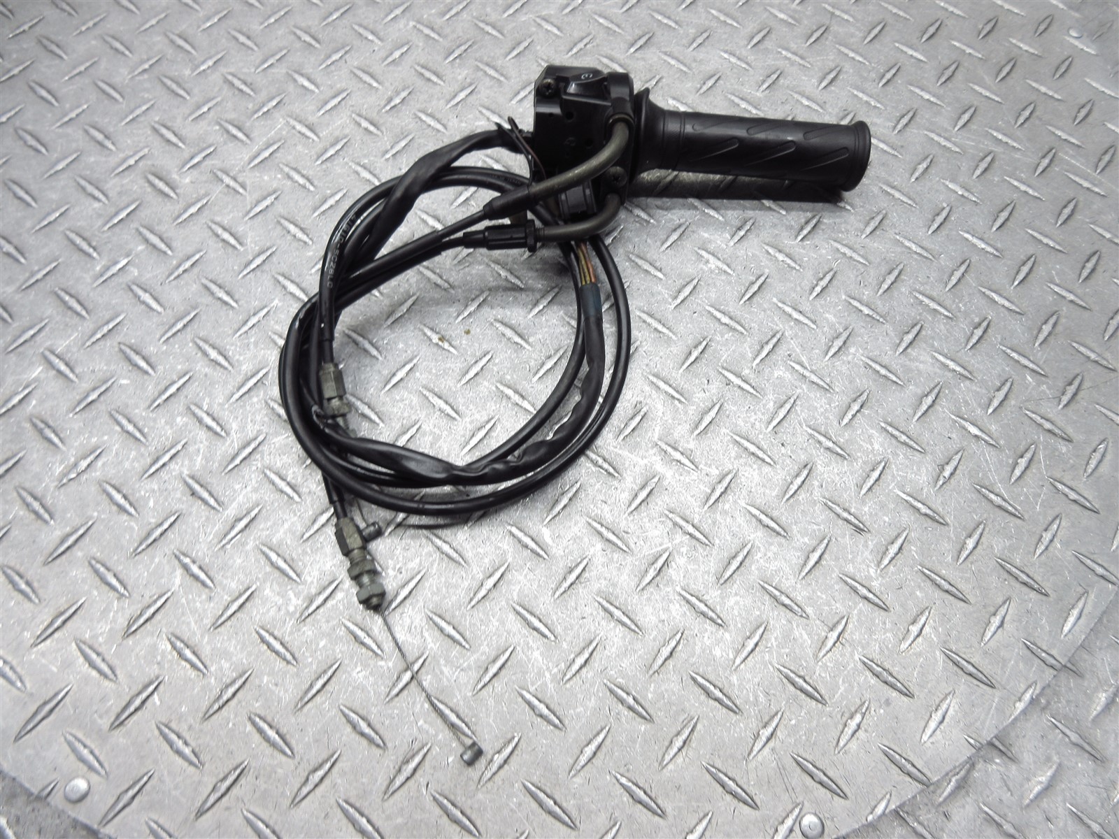 2005 05-06 Suzuki GSXR 1000 GSXR1000 Right Switch Throttle Control Cable Grip
