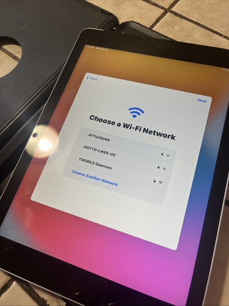 iPad 8 WiFi Cellular Otterbox Case Great Condition Broken
