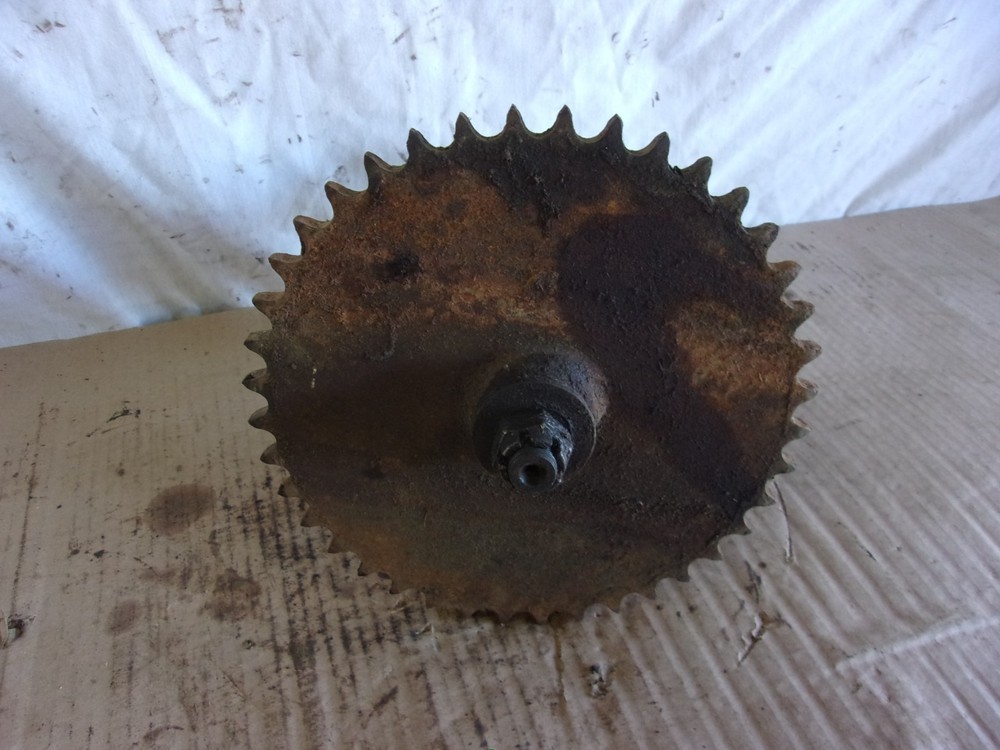 gehl 2500 - wheel hub assembly w/ drive spocket
