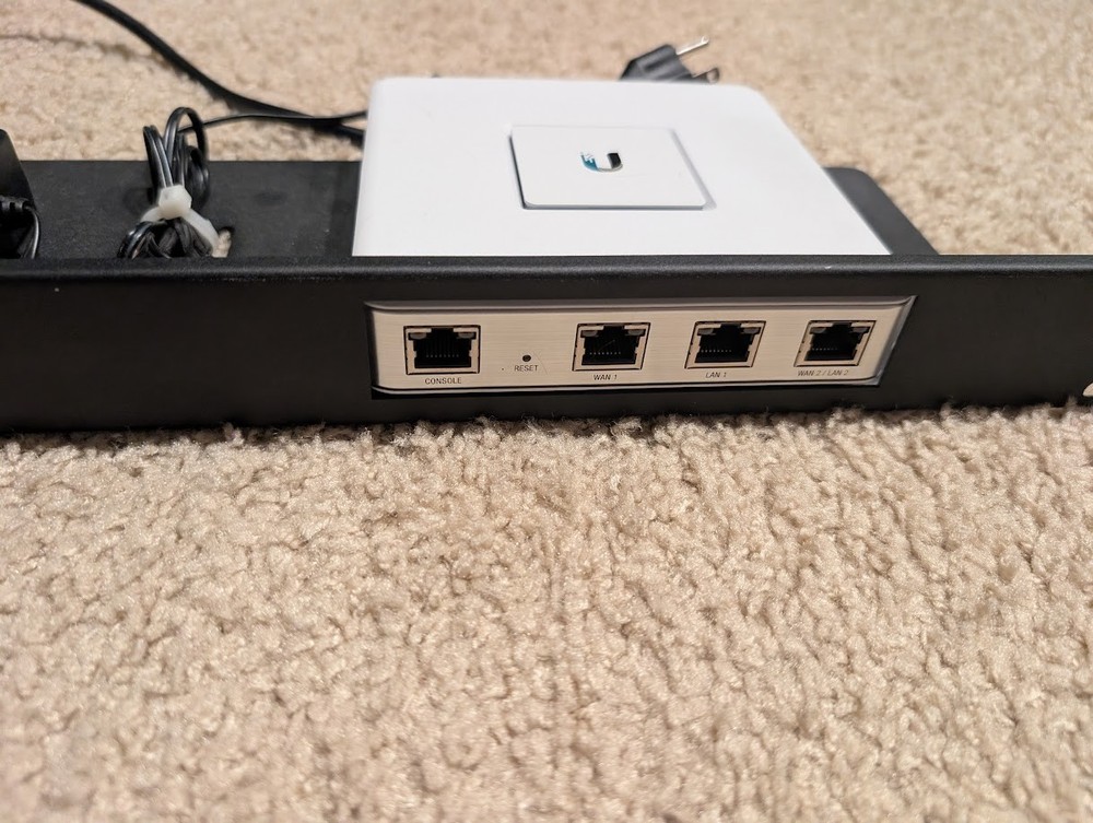 Ubiquiti Networks UniFi Security Gateway on rackmount - White (USG)