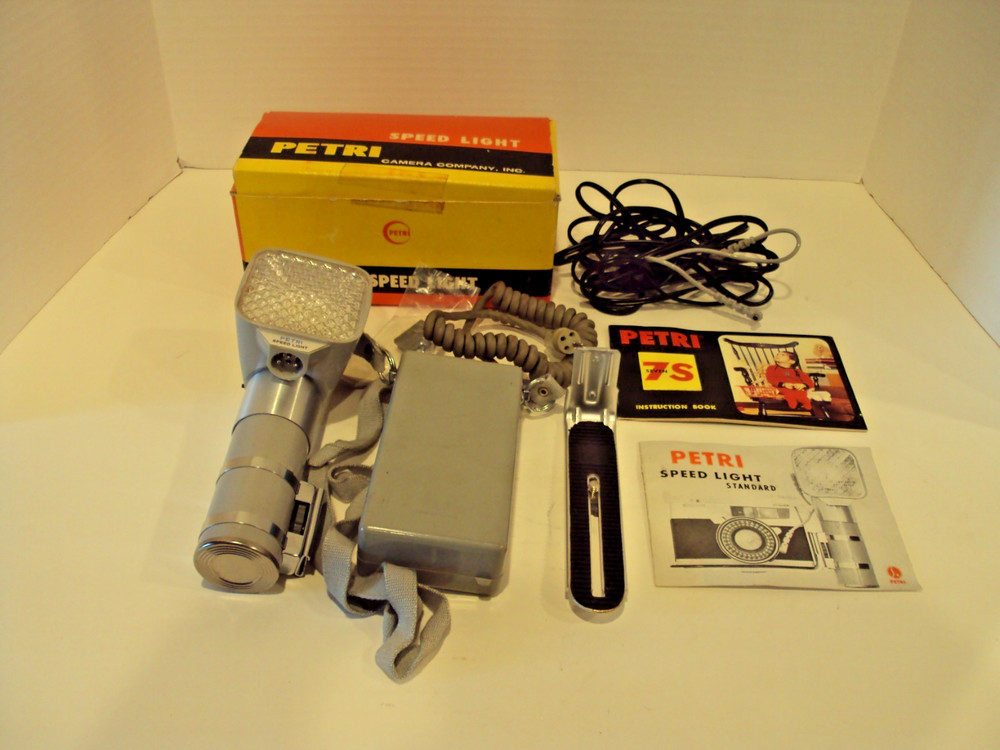 Vintage PETRI Speed Light set/READ