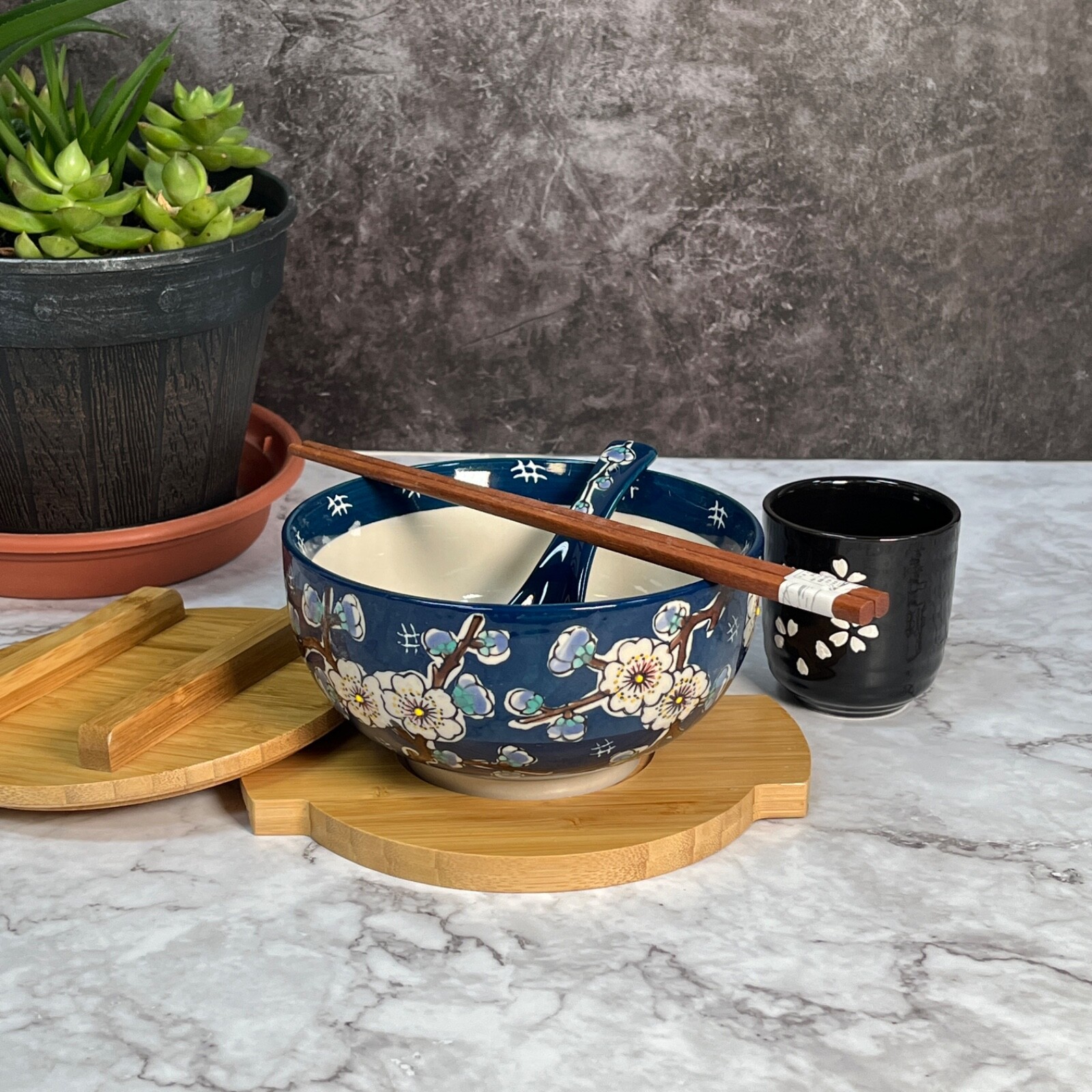 Cherry Blossom Blue Japanese Ceramic Rice Noodle Ramen Bowl w/ Bamboo Lid Trivet
