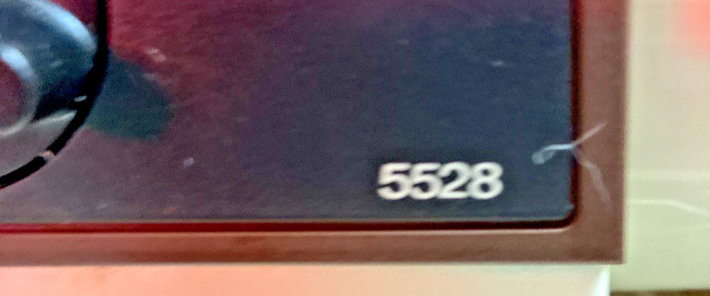 Vintage Singer Model 5528 Sewing Machine Zigzag. TESTED + Case