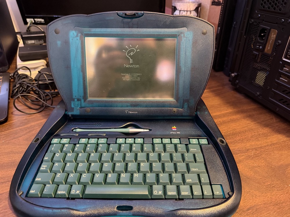 Apple Newton eMate 300 Computer Complete In Box