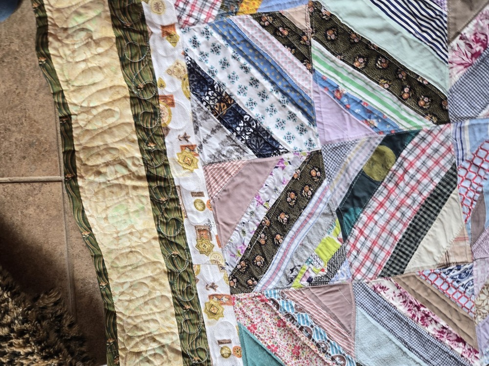 QUILT. 78X96. MACHINE QUILTED. 100 DIFFERENT PATTERNS