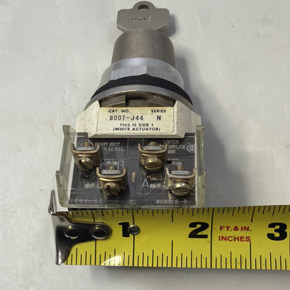 Allen Bradley 800T-J44 Keyed Selector Switch