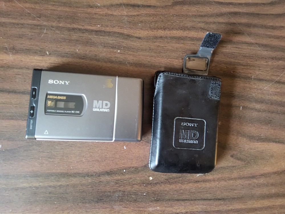 Sony MZ-E40 Personal MiniDisc Player - perfect condition - w/ leather case