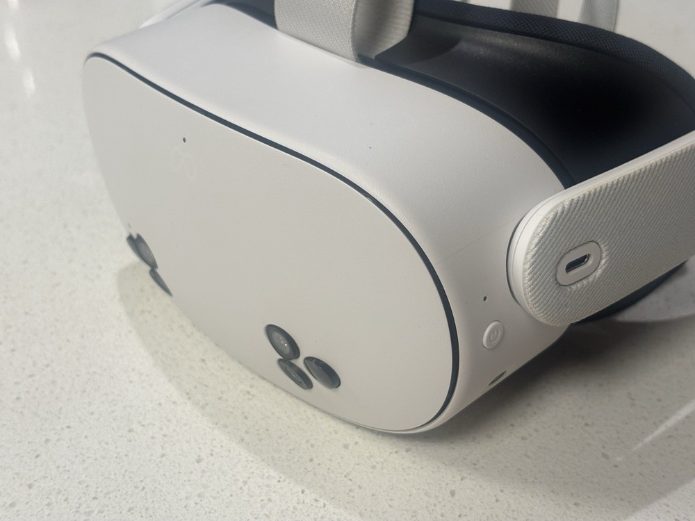 *Excellent* Meta Oculus Quest 3s 128GB HEADSET ONLY
