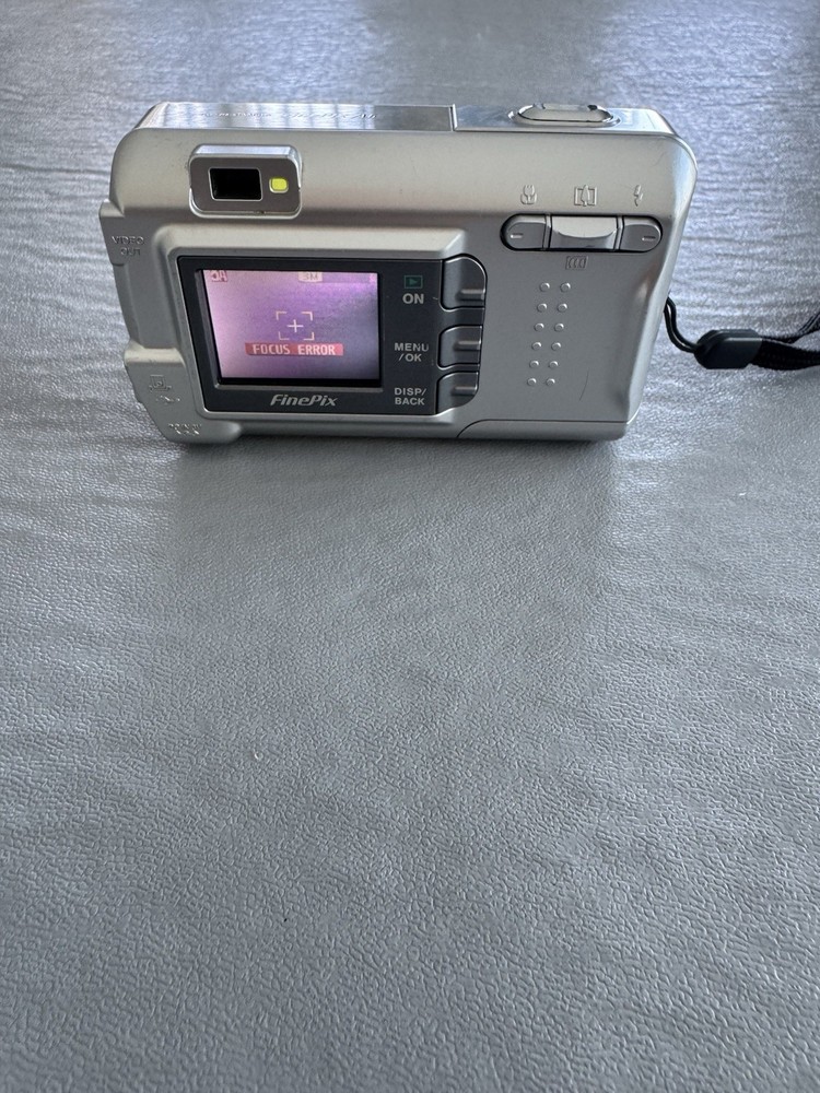Fujifilm FinePix A607 Compact Digital Camera 6MP - Untested.