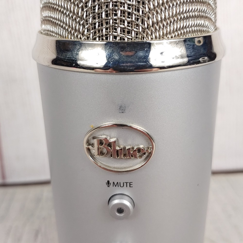 Blue Yeti Professional Multi-Pattern USB Microphone P/N: 888-000325 A - TESTED