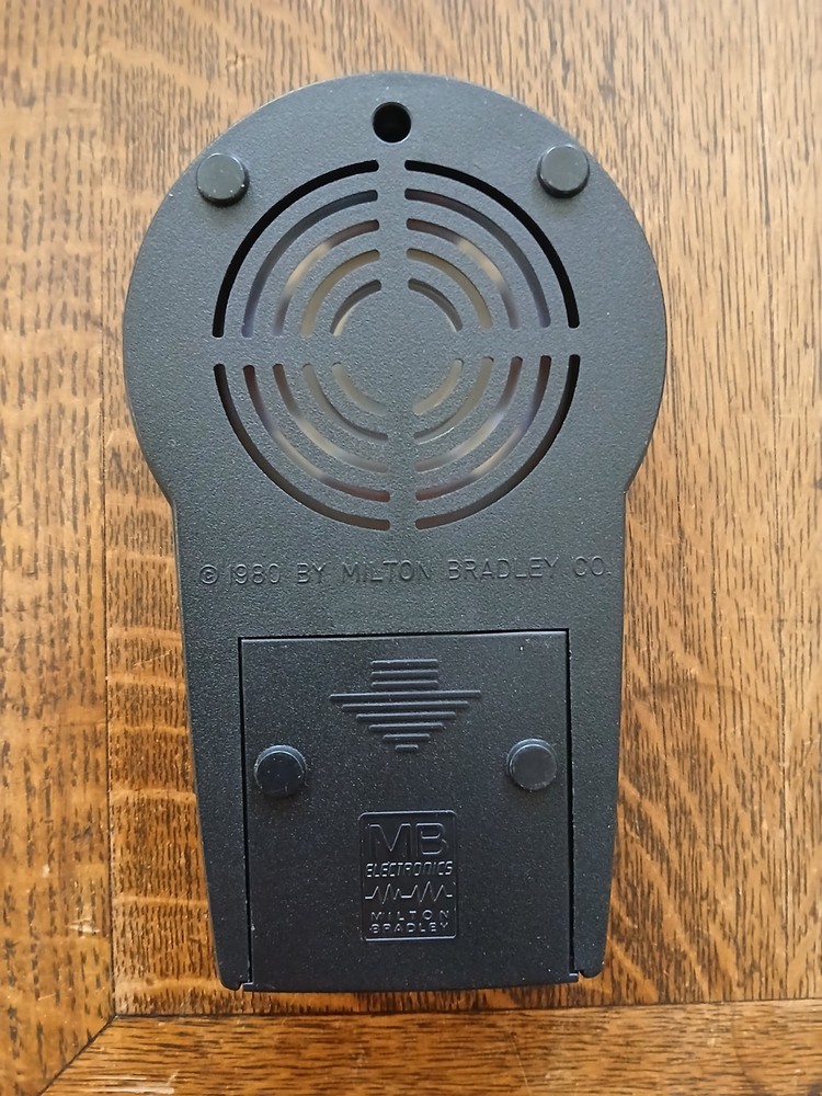 Milton Bradley Electronics 1987 Pocket Simon Game - Tested