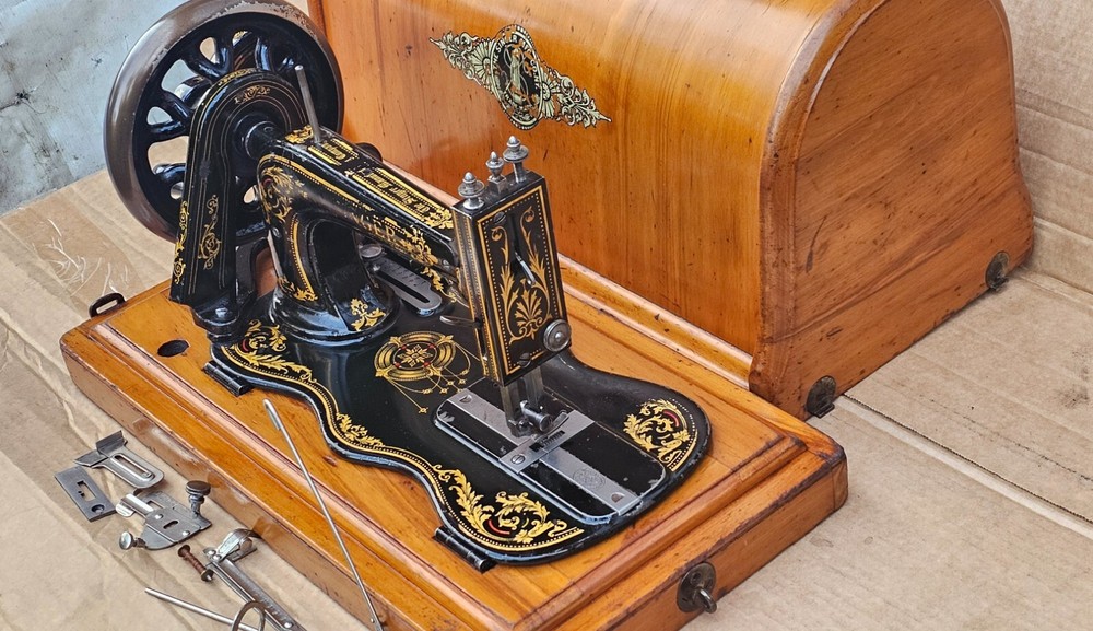 Antique Singer 12K Fiddle base Hand crank Sewing Machine