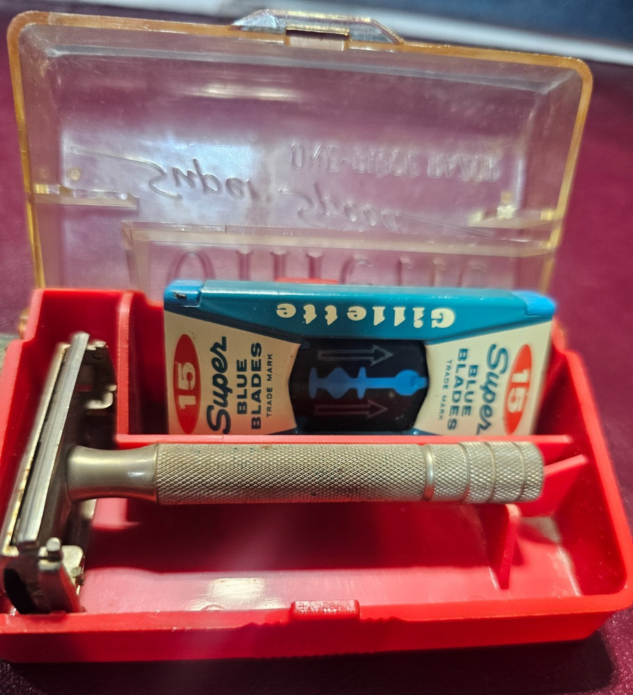 GILLETTE SUPER SPEED ONE - PIECE D.E. RAZOR W/ CASE & BLADES - OLDER PIECE