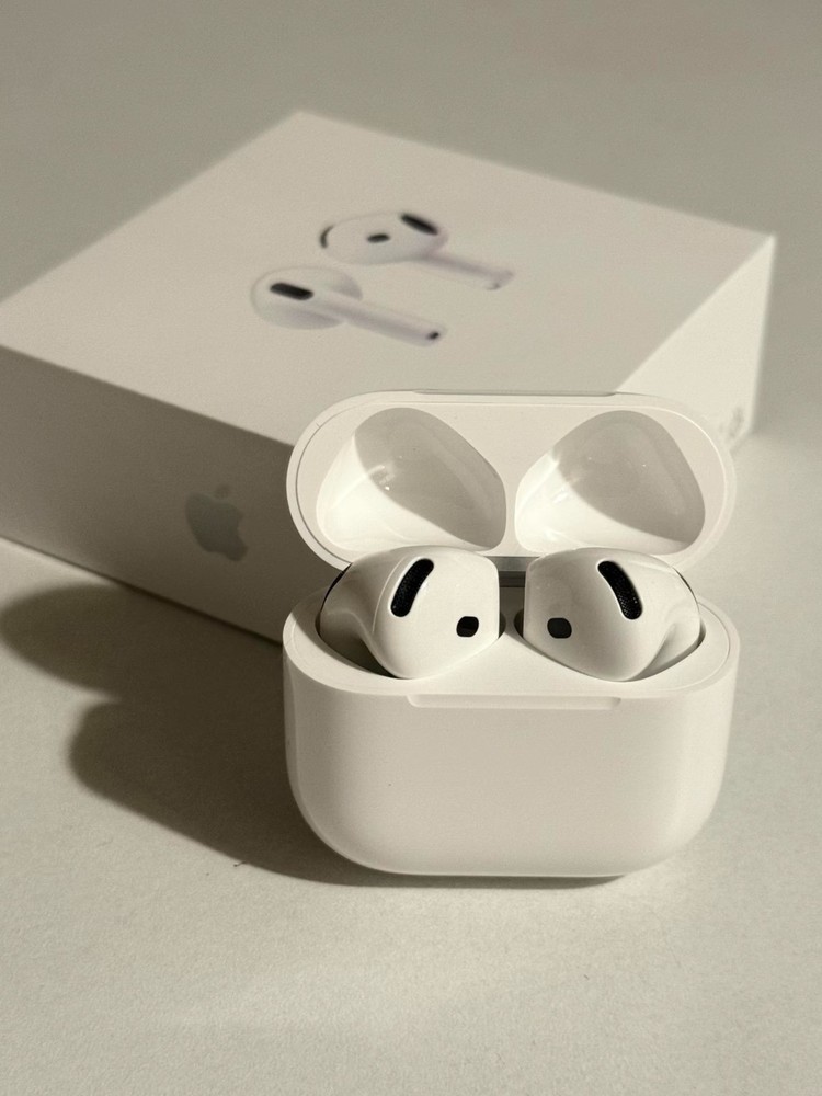 Sealed Apple 4th Generation Wireless In-Ear Headset Active Noise Cancellation