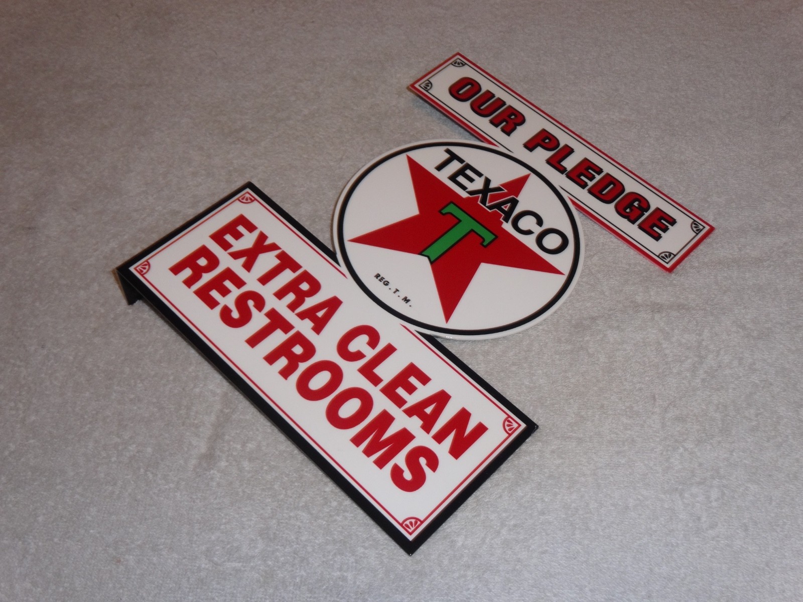 VINTAGE TEXACO OUR PLEDGE CLEAN RESTROOMS 11 3/4" METAL GASOLINE OIL FLANGE SIGN
