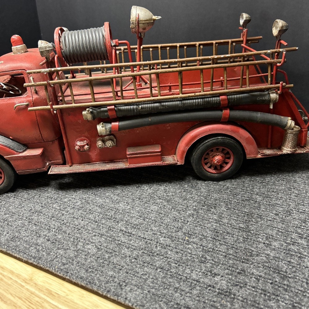 Antique Metal Fire Engine. Removable Side Ladders. In Good Condition .￼