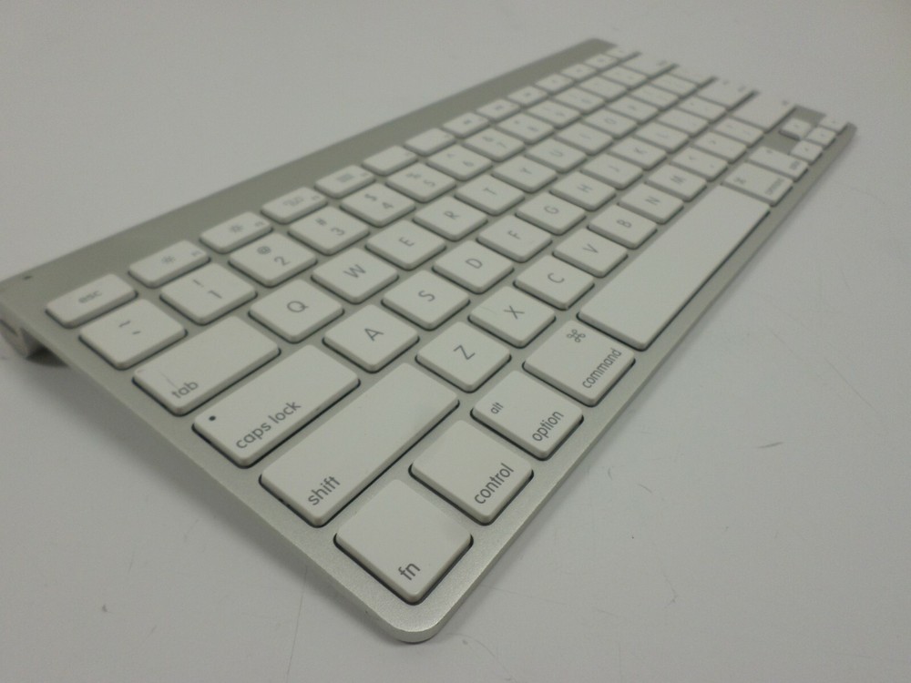 Apple A1314 Wireless Keyboard - Silver