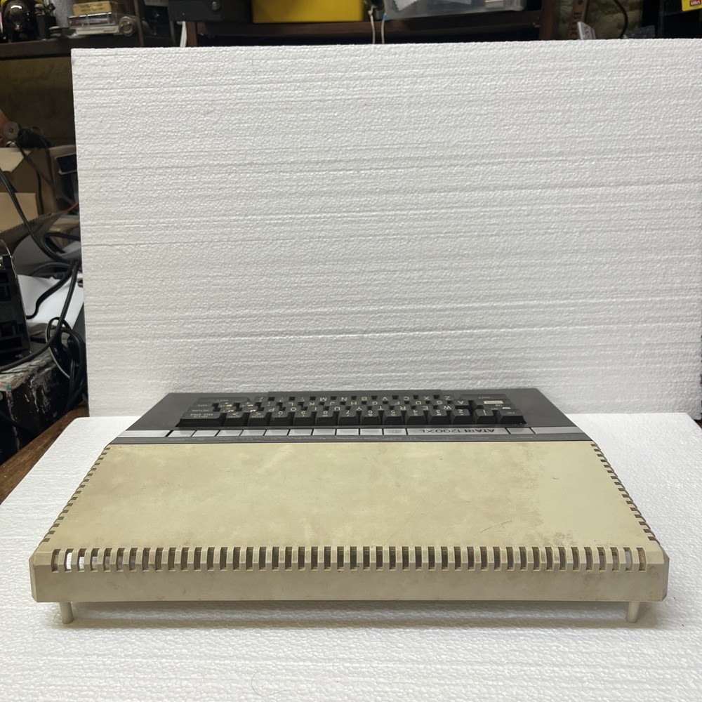 Atari 1200 Xl Top Half With Keyboard Missing Q As Is