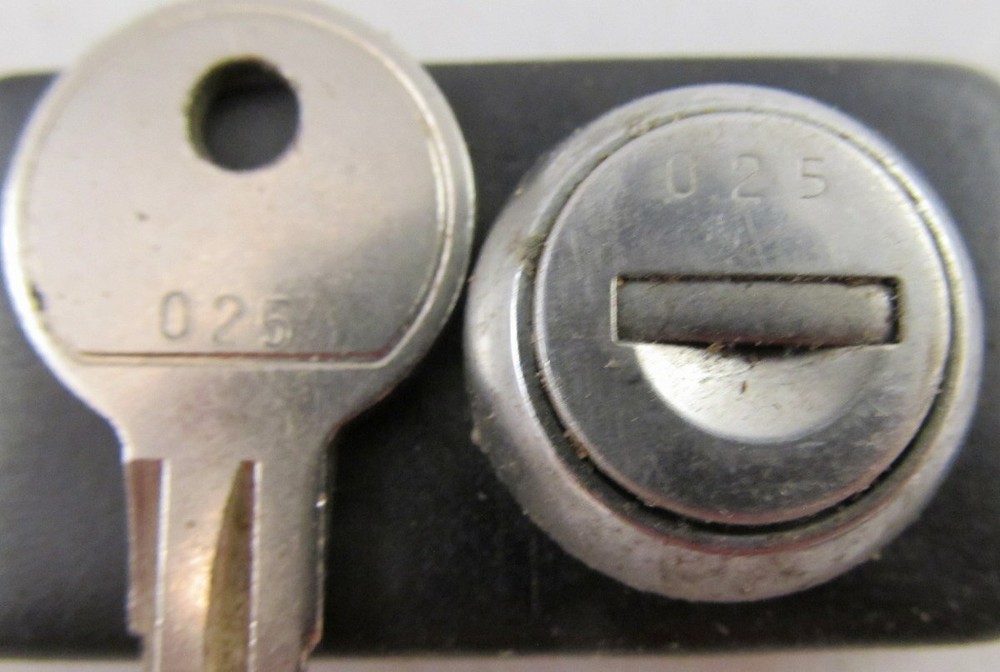4 MATCHING THULE ROOF RACK KEY CYLINDERS WITH KEYS