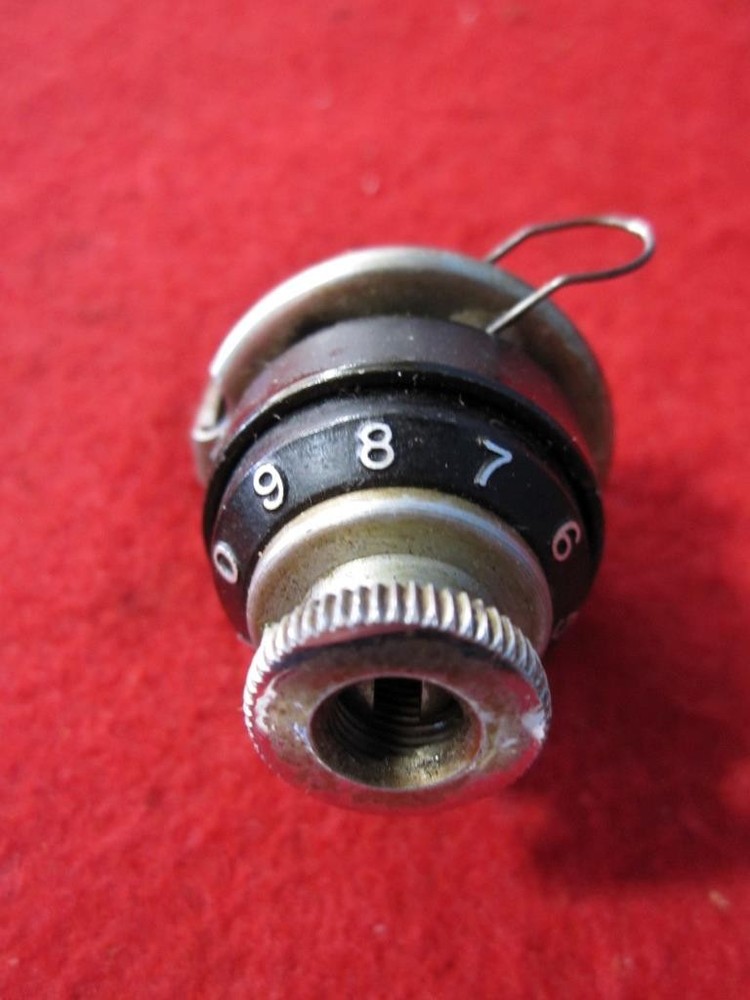 1950 SINGER FEATHERWEIGHT SEWING MACHINE MODEL 221 THREAD TENSIONER