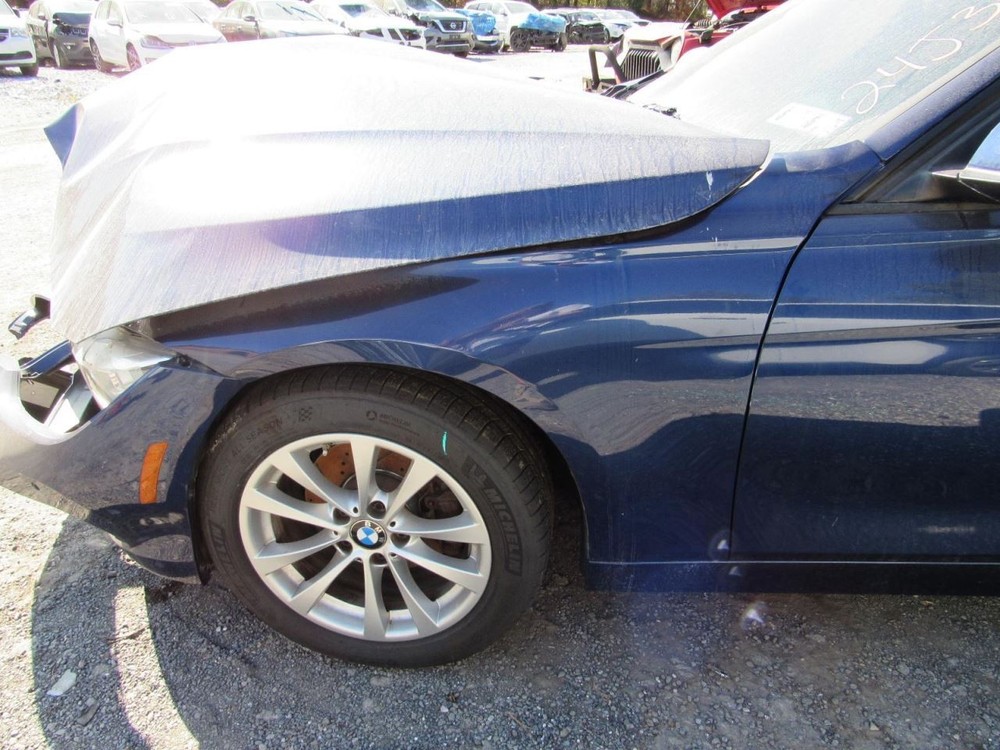 320I 2017 Glove Box 1002079