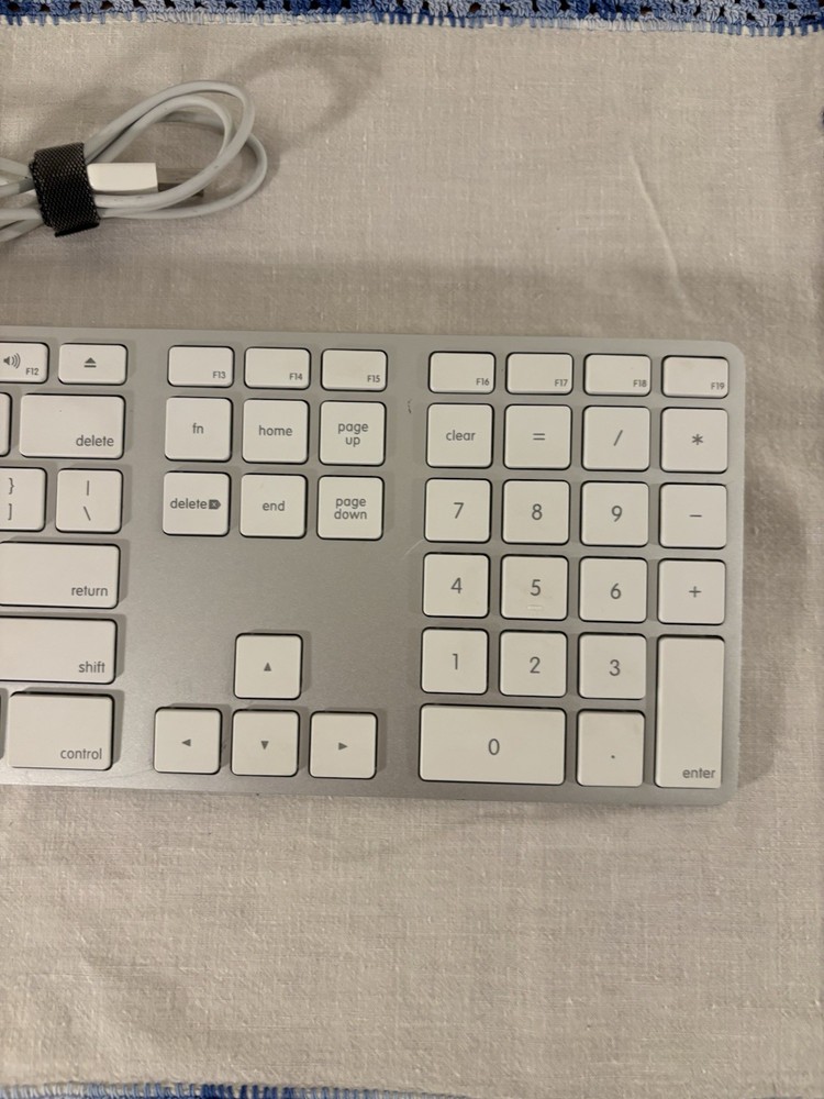 Apple Wired Keyboard With Numeric Keypad Model A1243
