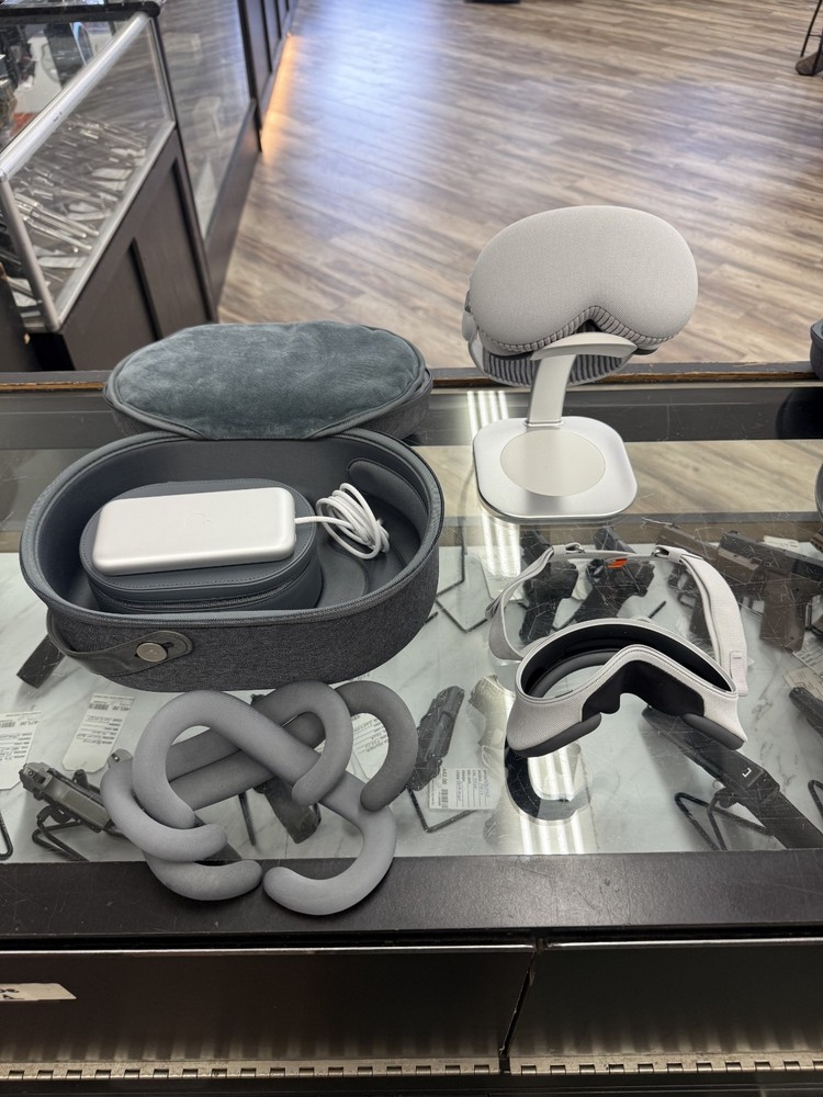 Apple Vision Pro - M2 256GB With Travel Case & Extra Accessories BUNDLE KIT