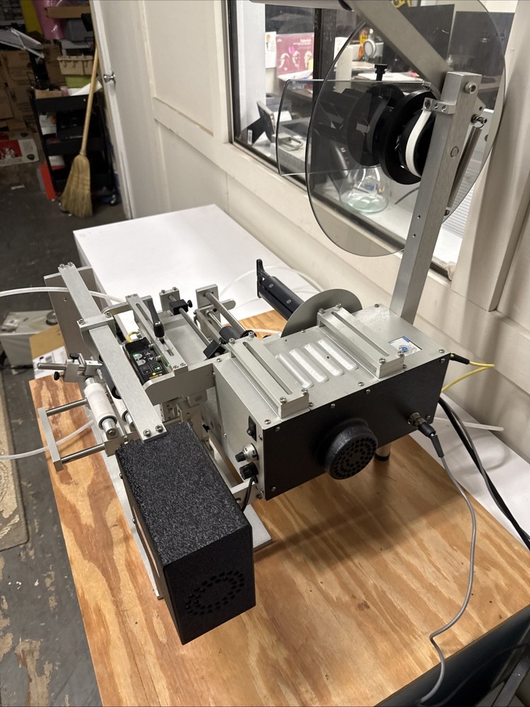 Universal R310 Round Product Semi-Automatic Labeling Machine