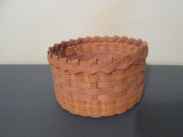Wicker basket round 9x5 light color