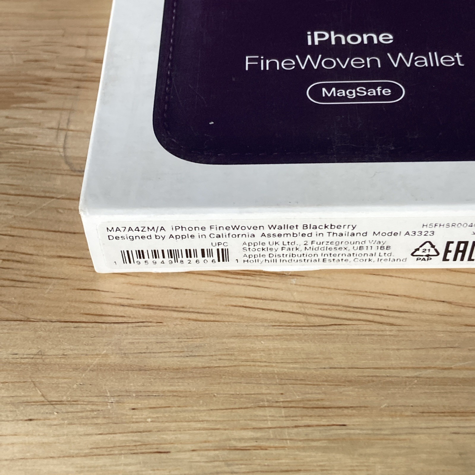 Genuine Apple FineWoven WALLET blackberry MA7A4ZM/A A3323