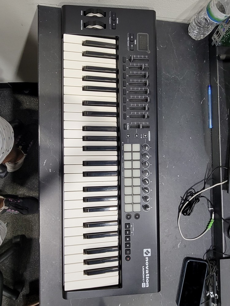 Novation Electronic LaunchKey 49MK2 49-Key Keyboard Controller Black-NOT WORKING